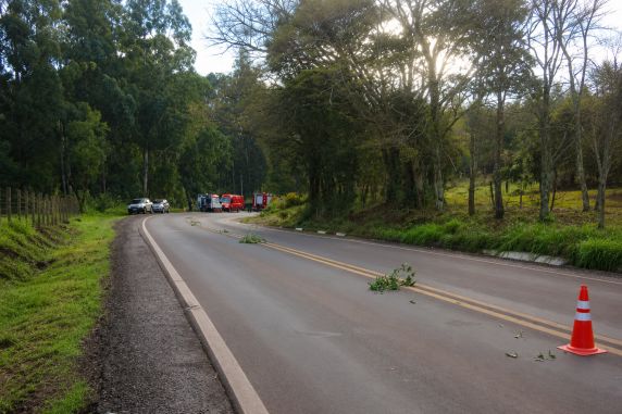 Dois homens morrem após carro sair da pista e cair em barranco na RSC-472, em Três Passos - foto 3