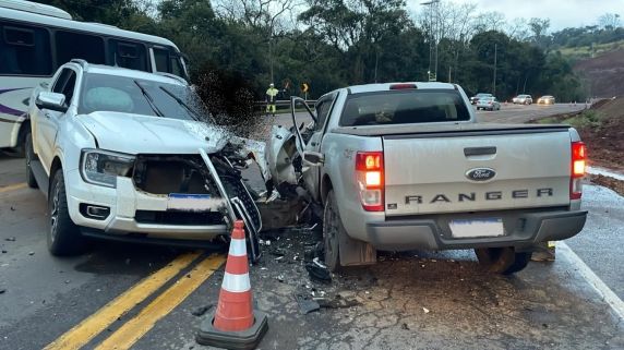 Acidente ocorreu na manhã deste domingo (12), no km 97 da rodovia, e envolveu veículos com placas de Sapiranga e Santa Cruz do Sul.