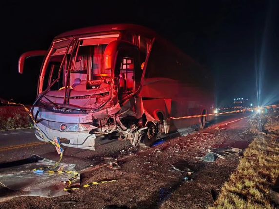 Acidente ocorreu na noite deste domingo (12), entre Carazinho e Sarandi; trecho da rodovia permanece bloqueado para atendimento da ocorrência.