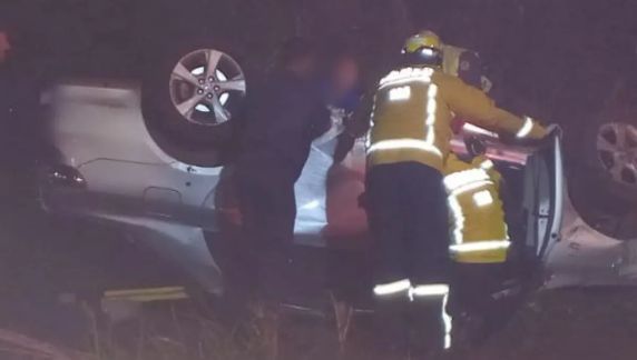 Um dos ocupantes ficou preso no veículo e precisou ser resgatado pelos bombeiros