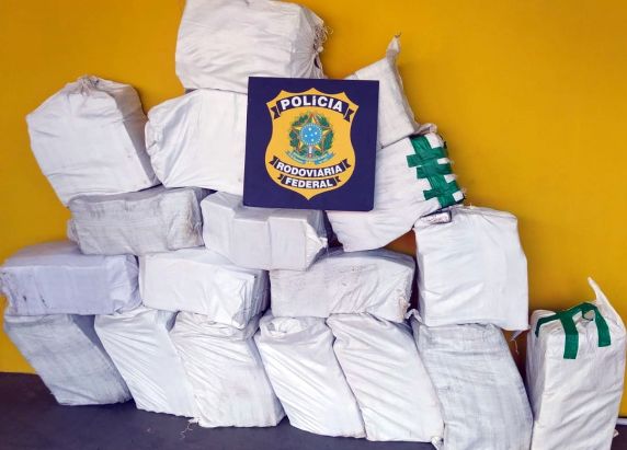 Carga de 487 quilos da droga estava escondida em um furgão abordado na rodovia; suspeito afirmou que levaria o entorpecente para São Paulo.