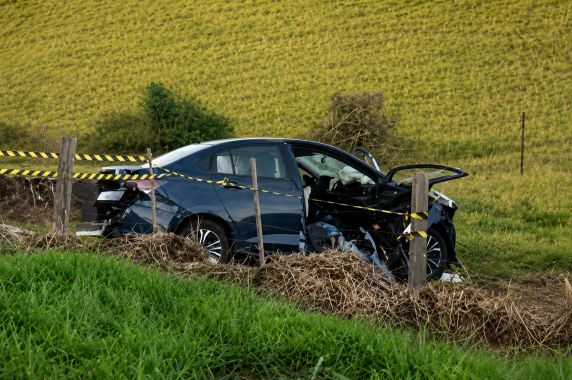 Carro saiu da pista e atingiu uma árvore em Cornélio Procópio; outras duas pessoas ficaram feridas e foram hospitalizadas.