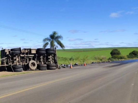 Caminhão que transportava cerca de 22 toneladas de resíduos industriais perigosos tombou na ERS-406, em Nonoai. Parte da carga ficou espalhada na rodovia e às margens da pista, levando a empresa responsável a ser notificada para remover o material contaminado e recuperar a área afetada.