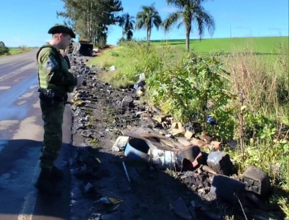 Acidente com carga de resíduos perigosos é registrado na ERS-406, em Nonoai - foto 2