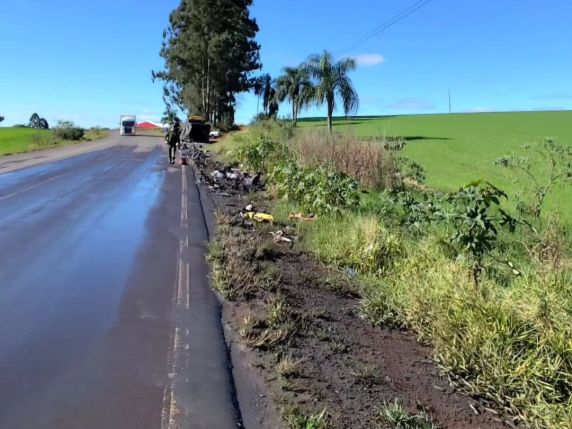 Acidente com carga de resíduos perigosos é registrado na ERS-406, em Nonoai - foto 3