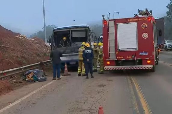 Rodovia tem bloqueio nos dois sentidos devido à colisão; coletivo envolvido na batida transportava 18 pessoas