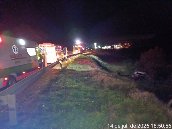Motorista fica gravemente ferido após carro sair da pista e cair em ribanceira na BR-116 - foto 3