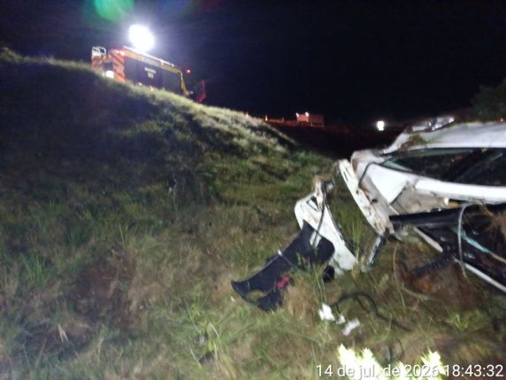 Motorista fica gravemente ferido após carro sair da pista e cair em ribanceira na BR-116 - foto 2