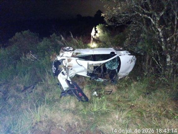 Acidente ocorreu em Santa Cecília; adolescente de 14 anos, filha do condutor, foi resgatada consciente e encaminhada para atendimento médico.