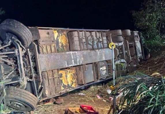Ônibus que saiu de Gramado (RS) tomba em ribanceira e deixa três paraguaios mortos na SC-492, em Santa Catarina - foto 4