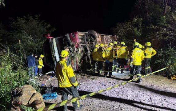 Ônibus que saiu de Gramado (RS) tomba em ribanceira e deixa três paraguaios mortos na SC-492, em Santa Catarina - foto 3
