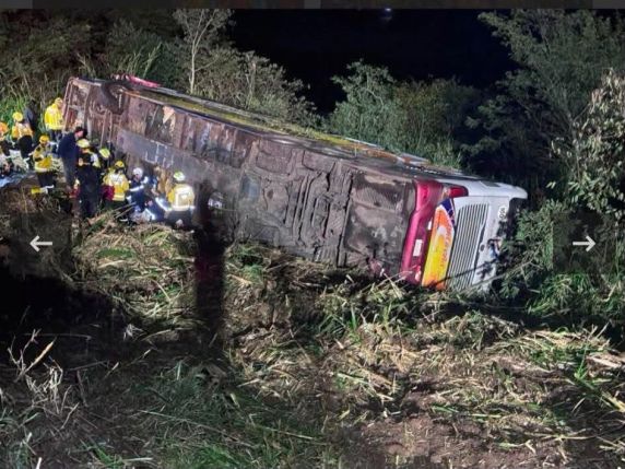 Coletivo com 67 passageiros seguia para o Paraguai quando apresentou problemas nos freios, saiu da pista e tombou entre Maravilha e São Miguel da Boa Vista; oito pessoas ficaram gravemente feridas.