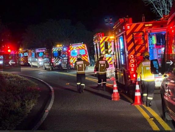 Ônibus que saiu de Gramado (RS) tomba em ribanceira e deixa três paraguaios mortos na SC-492, em Santa Catarina - foto 2