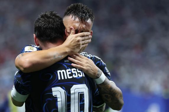 Enzo Fernández e Lautaro Martínez marcaram os gols da classificação; decisão será contra a Espanha, no domingo
