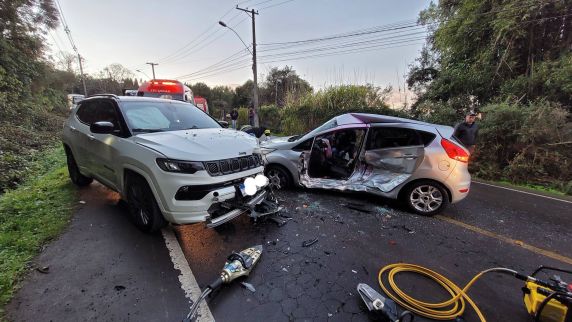 Colisão entre Jeep Compass e Fiesta deixou um homem gravemente ferido; trânsito ficou bloqueado nos dois sentidos e opera em sistema de pare e siga.
