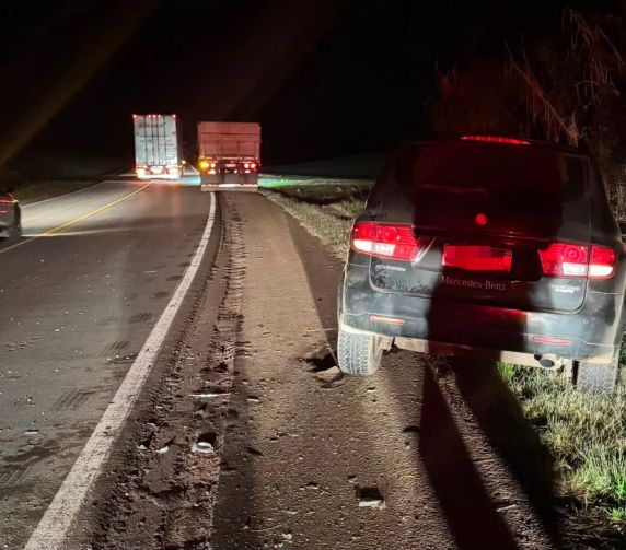 Motorista de caminhão foge após colisão lateral com carro na ERS-135 - foto 3
