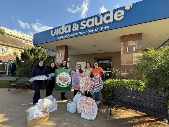 Doação de mantas, sapatinhos e toucas confeccionados pelo Clube de Mães União e Paz beneficiará gestantes atendidas no Ambulatório de Gestação de Alto Risco, reforçando o acolhimento às mães e aos recém-nascidos no Hospital Vida & Saúde.
