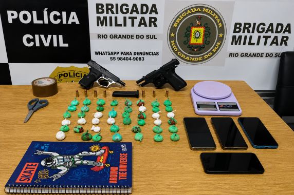 Operação cumpriu dois mandados de busca e apreensão e resultou na apreensão de drogas, armas, veículo, celulares e materiais utilizados no tráfico. Os dois suspeitos foram encaminhados ao sistema prisional.
