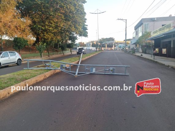 Acidente ocorreu na madrugada desta sexta-feira (17), na Avenida Santa Rosa; caminhonete branca é apontada como o veículo envolvido.