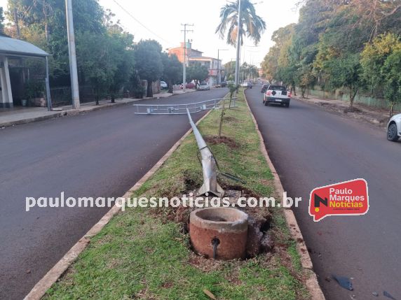 Motorista derruba poste de iluminação pública e foge do local em Três de Maio - foto 3