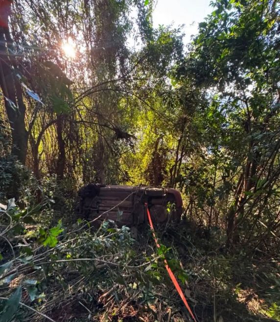 Mãe e filho ficam feridos após carro capotar na SC-283, em Seara - foto 2