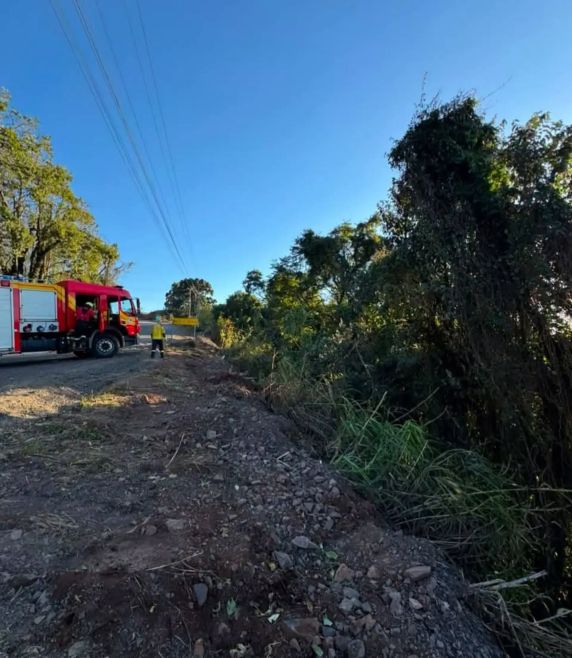 Mãe e filho ficam feridos após carro capotar na SC-283, em Seara - foto 3