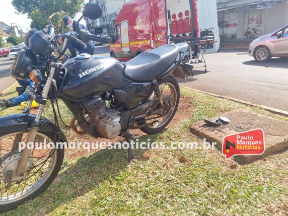 Colisão entre um VW Polo e uma motocicleta Honda ocorreu no início da tarde desta sexta-feira (17); vítima foi encaminhada ao Hospital São Vicente de Paulo.