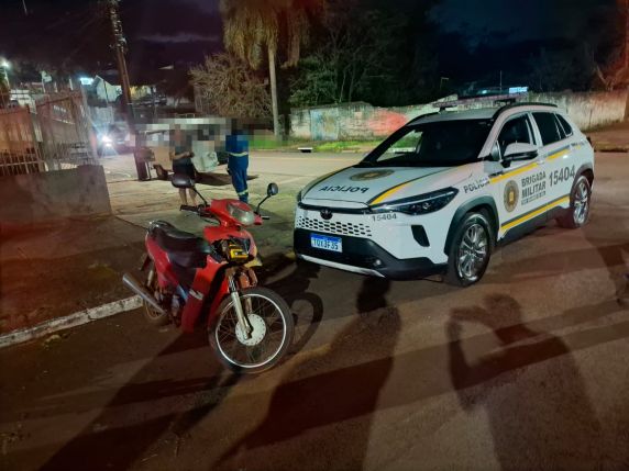 Acidente ocorreu no início da noite desta sexta-feira (17), no cruzamento das ruas José Bonifácio e Roberto Loch; vítima foi socorrida pelo Samu.