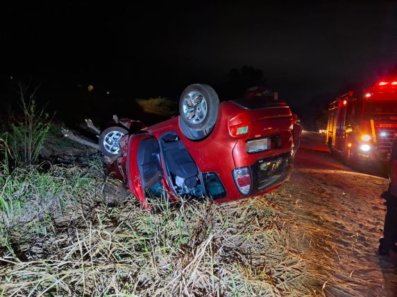 Motorista teria desviado de veículos que realizavam uma ultrapassagem no sentido contrário e perdeu o controle da direção; ela foi socorrida pelo Samu e encaminhada ao Hospital de Clínicas de Ijuí.