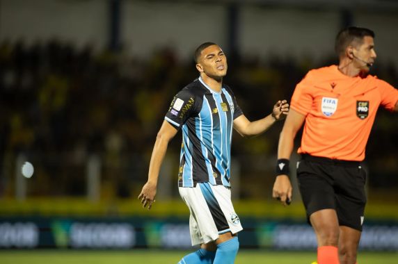 Time de Luís Castro apresentou os mesmos problemas do primeiro semestre e acabou superado por 2 a 1; Carlos Vinícius descontou para o Tricolor
