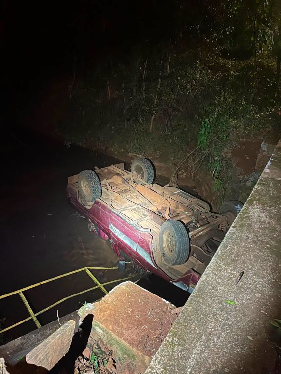 Acidente ocorreu na noite de sexta-feira (17) entre os bairros Piratini e Serrana. Veículo será removido por guincho credenciado e a Brigada Militar identificou o proprietário.