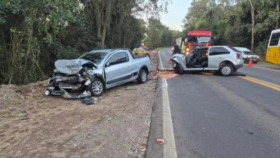 Acidente ocorreu no fim da tarde desta sexta-feira (17), no km 214 da rodovia; vítimas foram encaminhadas para atendimento médico.