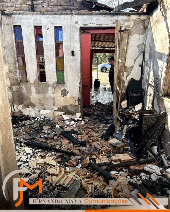 Incêndio destrói residência e mobiliza bombeiros em São Luiz Gonzaga - foto 4