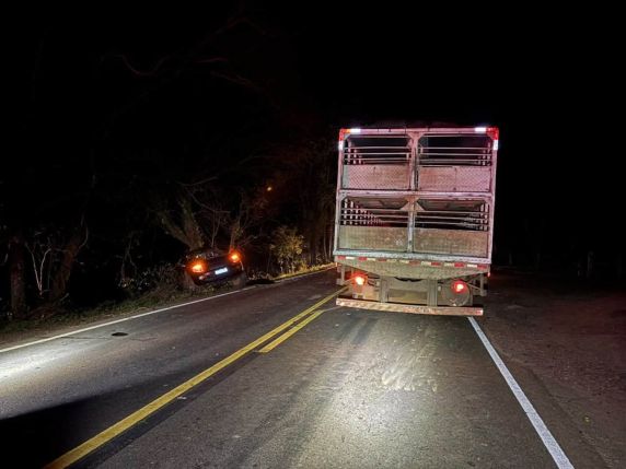Acidente ocorreu na noite de sexta-feira (17); vítima dirigia uma Ford Ranger e morreu no local. Motorista do caminhão saiu ileso.