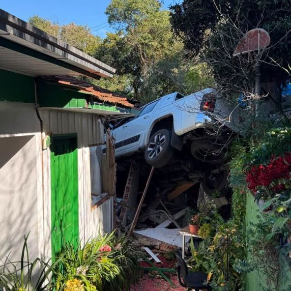 Caminhonete sai da pista e fica sobre telhado de casa após motorista sofrer mal súbito em Joaçaba - foto 3