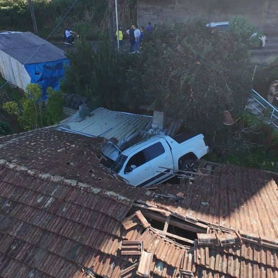 Caminhonete sai da pista e fica sobre telhado de casa após motorista sofrer mal súbito em Joaçaba - foto 2