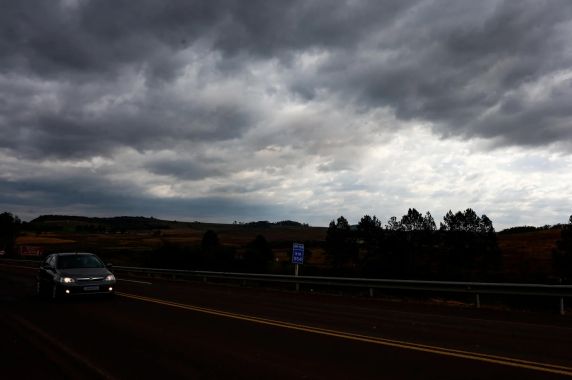 Chuva e vento acima de 100km/h provocam danos em 18 municípios e deixam desalojados