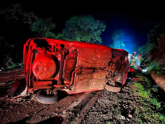 Carro capota na ERS-135 e deixa duas pessoas feridas em Getúlio Vargas - foto 4