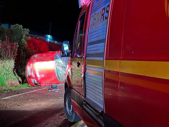 Carro capota na ERS-135 e deixa duas pessoas feridas em Getúlio Vargas - foto 2