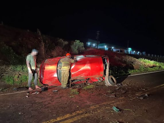 Carro capota na ERS-135 e deixa duas pessoas feridas em Getúlio Vargas