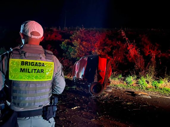 Carro capota na ERS-135 e deixa duas pessoas feridas em Getúlio Vargas - foto 3