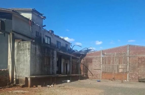 Cobertura foi arremessada contra poste da rede elétrica e prédio vizinho; não houve feridos.