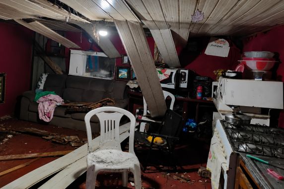 Vento forte, chuva intensa e granizo causaram danos à residência em Lajeado Grande; Defesa Civil e equipes municipais prestam atendimento à moradora.