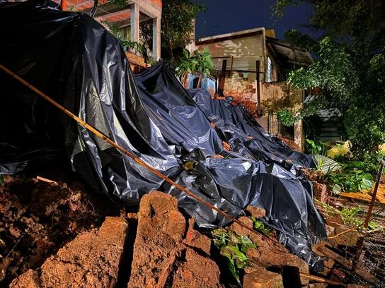 RS tem ônibus arrastado pela água, resgates de moradores e quedas de muro; 73 municípios registraram prejuízos - foto 2