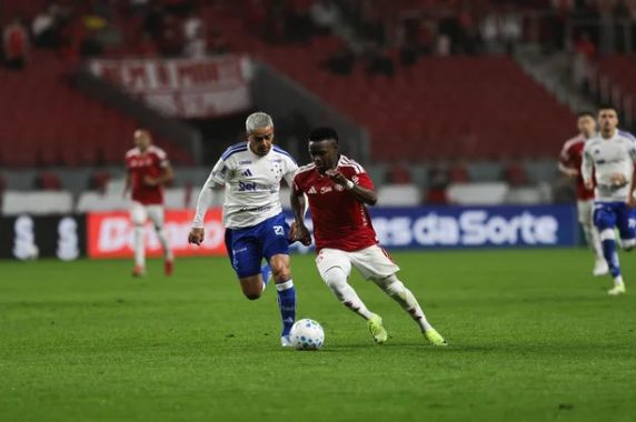 Gols da Raposa foram marcados por Kaio Jorge e Matheus Pereira; Carbonero descontou para o Colorado