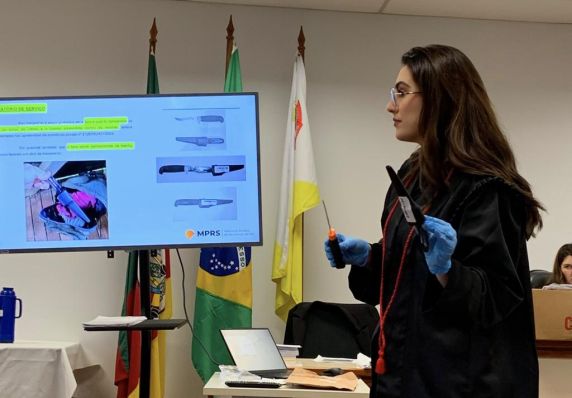 Tribunal do Júri reconheceu as qualificadoras de motivo fútil, emboscada e feminicídio, além do descumprimento de medidas protetivas; crime ocorreu em julho de 2023, em Três Passos.