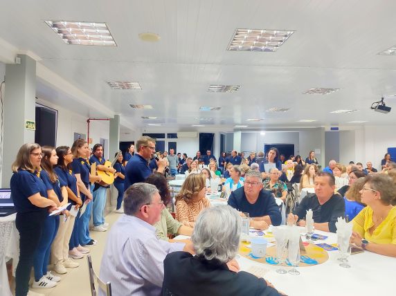 Primeira edição do Bingo do Dia do Amigo reuniu grande participação da comunidade, esgotou todas as cartelas e arrecadou recursos para a manutenção dos serviços da Apae de Três de Maio em uma noite marcada por solidariedade, confraternização e diversão.
