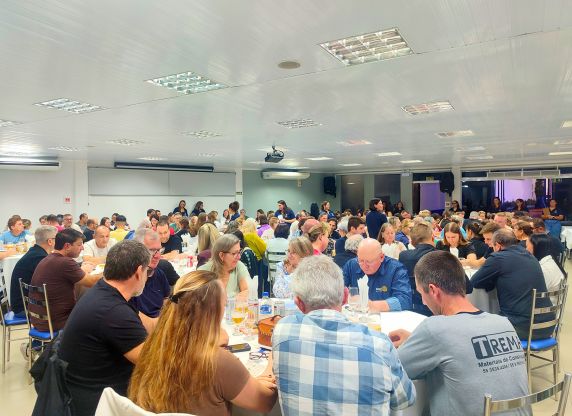 1º Bingo do Dia do Amigo da Apae de Três de Maio é sucesso de público e solidariedade - foto 2