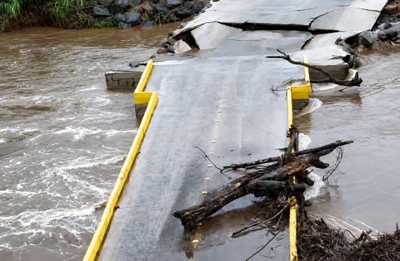 Estrutura que ligava Arroio Feliz e Picada Cará foi interditada após as duas cabeceiras cederem; prefeitura informa que não fará uma nova passagem provisória, pois a ponte definitiva na VRS-843 está em construção.