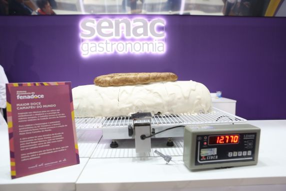 Doce de 12,625 quilos foi preparado por docentes e alunos da Escola de Gastronomia e celebrou a tradição doceira de Pelotas